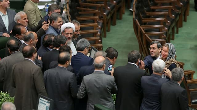 Anggota DPR Iran Diejek karena Rebutan Selfie dengan Federica