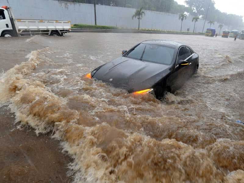 Cara Aman Terjang Banjir Supaya Mobil Tidak Mogok