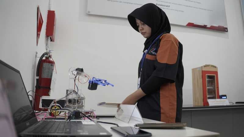 Keren! Siswa SMK di Cirebon Bikin Robot Arm Berkat KiDi IoT Telkom