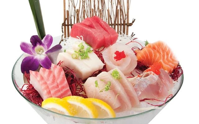Makan Sushi Dagingnya Hidup, Wah ! 