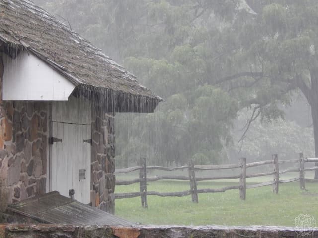 Heboh, Hujan Aneh di Tebet Cuma Guyur Satu Rumah