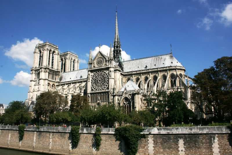 Kebakaran, <i>Gimana</i> Nasib Benda Bersejarah di Katedral Notre Dame?