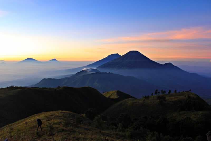 Gunung Prau dan Pemandangan Matahari Terbit yang Cantik
