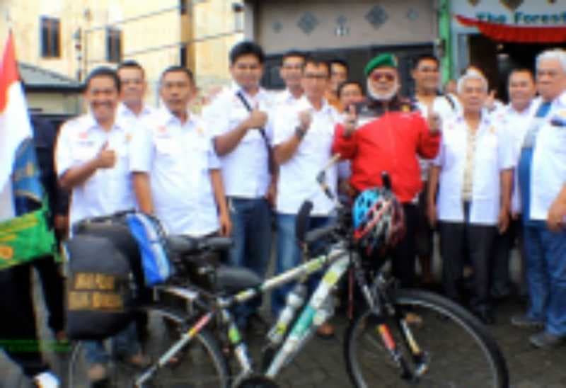 Pakai Sepeda, Pria Tua Badui Ini Mengunjungi 29 Provinsi 