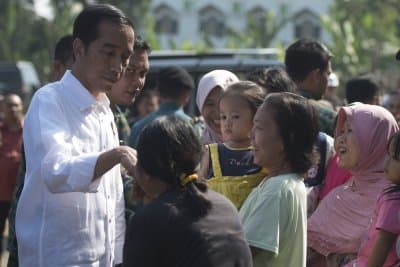 Cara Jokowi Peringati Ulang Tahun, Cek Proyek dan Bagi Sembako