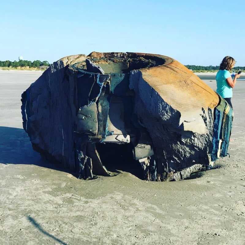 Heboh! Benda Mirip Pesawat Alien Terdampar di Pantai