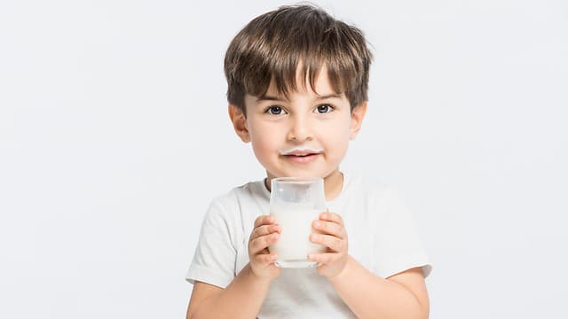 Apakah Kebutuhan Kalsium Bisa Dipenuhi Hanya dari Segelas Susu?