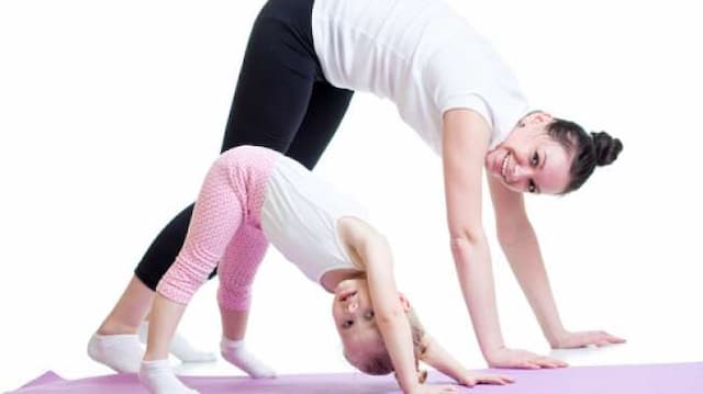 Unik, Ibu Ini Menyusui Anaknya Sambil Yoga