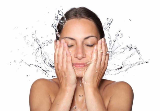 10 Kesalahan Mencuci Muka yang Bikin Anda Malah Jerawatan