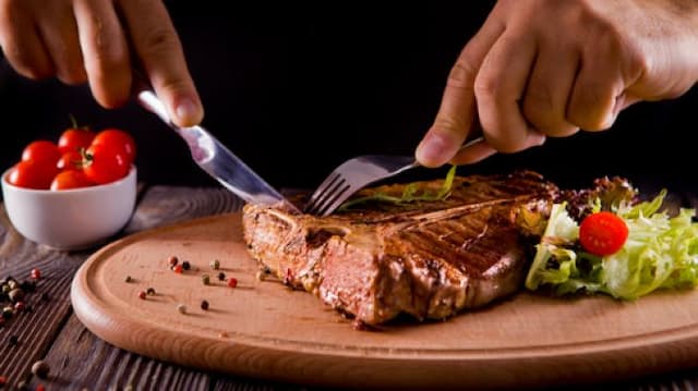 Hanya Makan Daging, Diet Karnivora Murni Disebut Berbahaya?