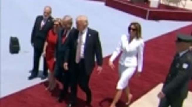 Melania Terekam Video Tepis Uluran Tangan Donald Trump di Israel