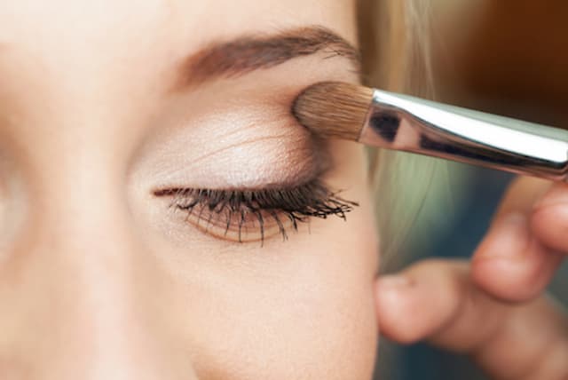 Tips Menggunakan Eyeshadow untuk Kelopak Mata Berminyak