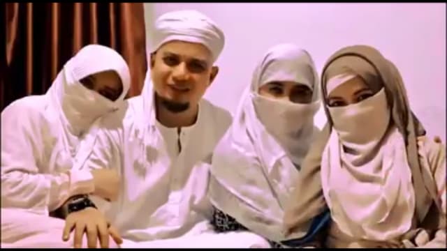 Ustadz Arifin Ilham Kenalkan Istri Ketiga di Postingan Facebooknya