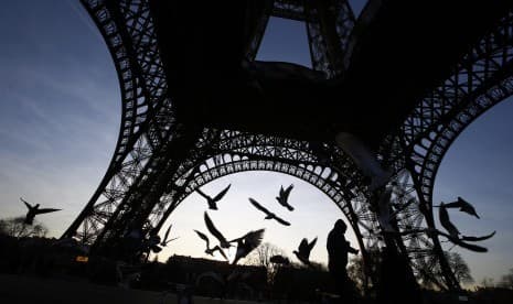 Menara Eiffel Ditutupi Dinding Kaca Antipeluru 