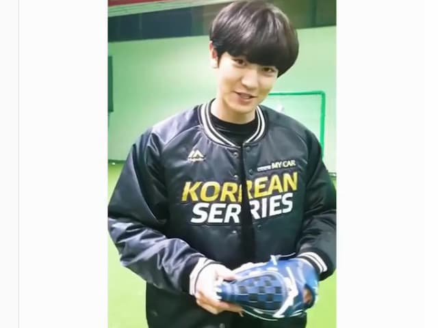 Rambut Chanyeol EXO Bikin Gemas Saat Latihan Melempar Bola Bisbol