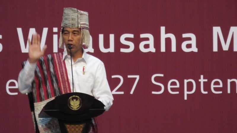 Gaya Jokowi Pakai Baju Adat Batak saat Pameran Dekranas