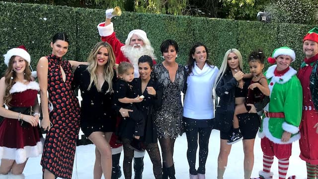 Keluarga Kardashian Foto Bareng, di Mana Kylie Jenner?