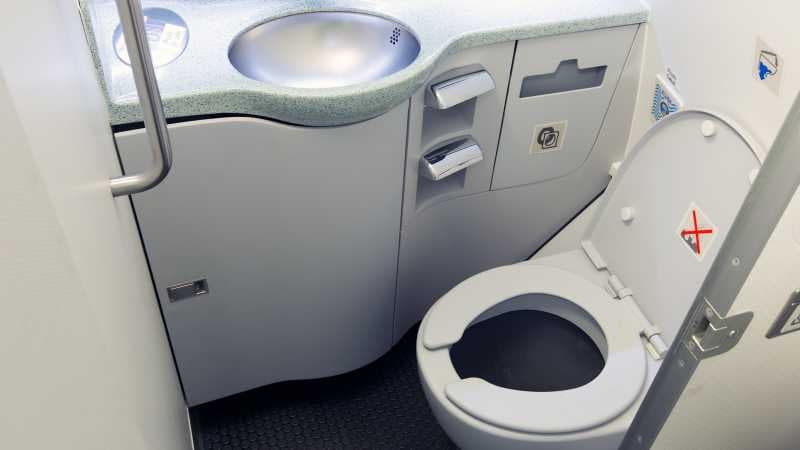 Ke Mana Limbah Toilet Pesawat Dibuang?