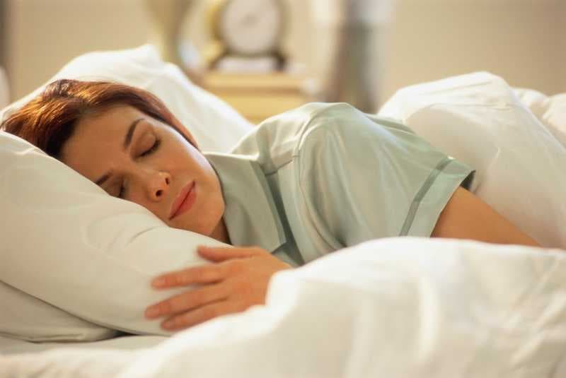 Tidur Pakai Guling Ternyata Lebih Baik untuk Kesehatan, Lho!