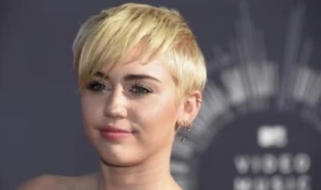 Miley Cyrus Kecam Kampanye Boikot Dolce & Gabbana