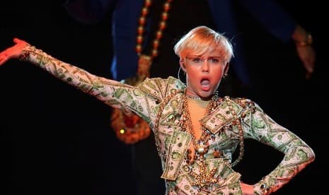 Miley Cyrus Bantah Tuduhan Hamil