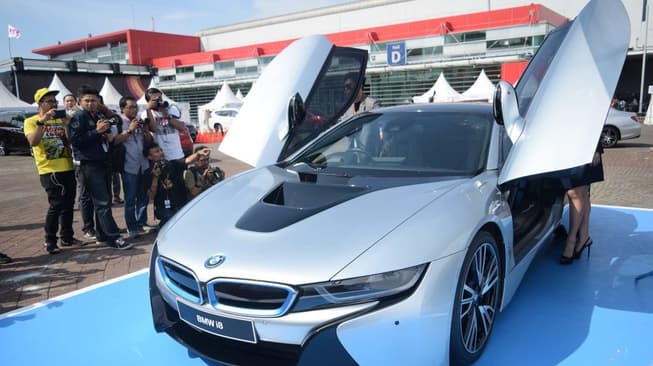 Sensasi Jadi Raja Jalanan dengan Supercar BMW i8