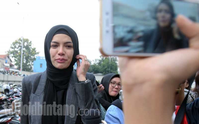 Nikita Mirzani Jengkel Disebut akan Ikuti Jejak Rina Nose Buka Hijab