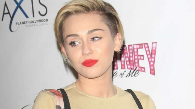 Duh! Miley Cyrus Tiba-Tiba Dijambak dan Dicium oleh Penggemar Agresif