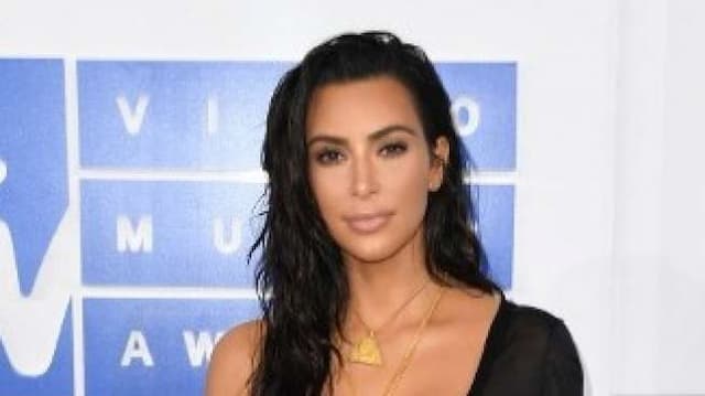 Duh, Kim Kardashian Pamer Kemolekan Tubuhnya di Pantai
