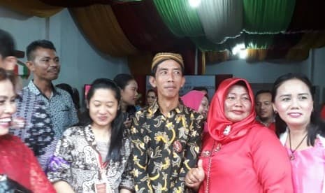 Warga Berebut Selfie dengan Jokowi