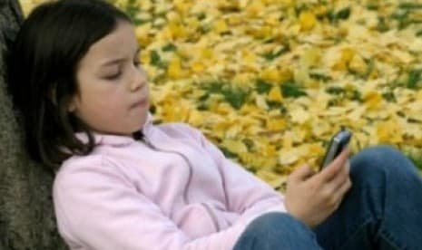 Terlalu Lama Menatap Layar Ponsel Pengaruhi Perilaku Anak