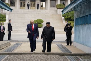 Trump Injakkan Kaki di Korea Utara