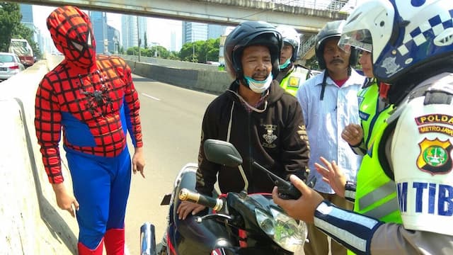 Aksi Spiderman Usir Pemotor Nakal di JLNT Casablanca