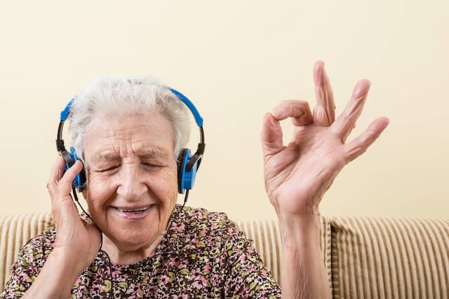 Ayo, Menyanyi! Ini 4 Manfaat Terapi Musik untuk Pasien Alzheimer