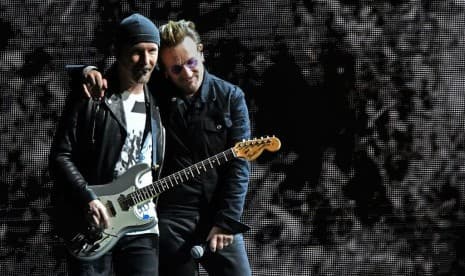 U2 Hibur Petugas Pemadam Kebakaran London 