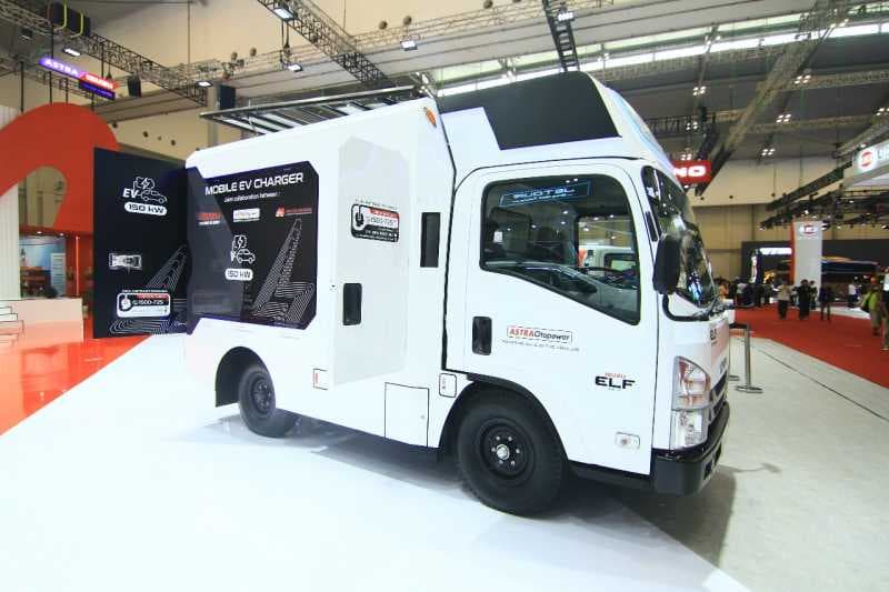 Isuzu Elf: dari Mobil Travel, Kini jadi Power Bank Berjalan di GIIAS