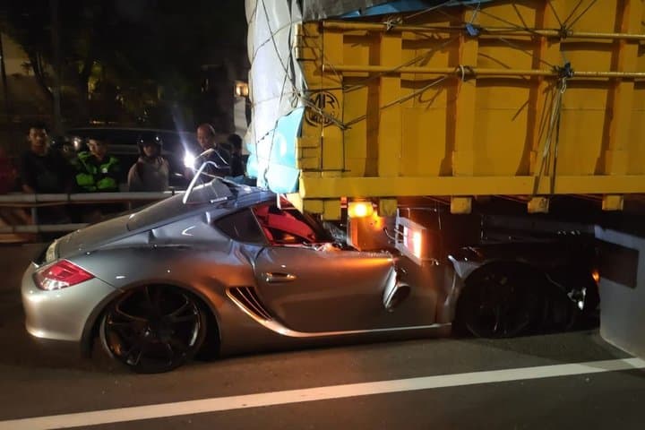Pakai Porsche Sekalipun, Kalian Bisa Tewas Kalau Abai Safety Driving! Pakai Porsche Sekalipun, Kalian Bisa Tewas Kalau Abai Safety Driving!