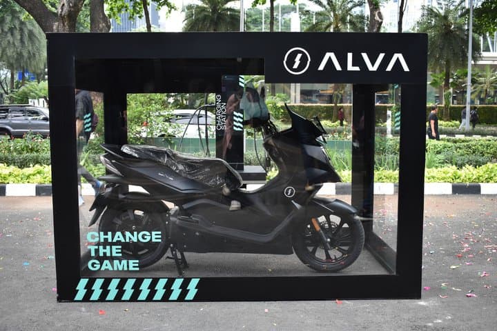 Serah Terima Pertama Motor Listrik Alva One kepada Konsumen Serah Terima Pertama Motor Listrik Alva One kepada Konsumen