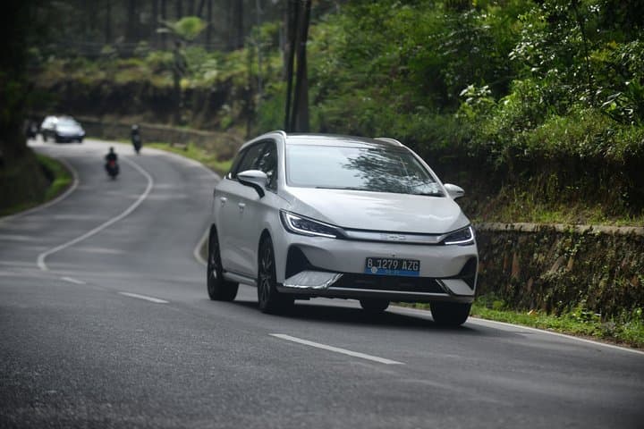 10 Mobil Terlaris Oktober 2024: Toyota Dominan, BYD M6 Melesat