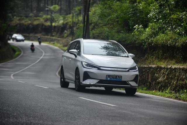 Begini Sensasi Jakarta-Bandung Pakai MPV Listrik BYD M6