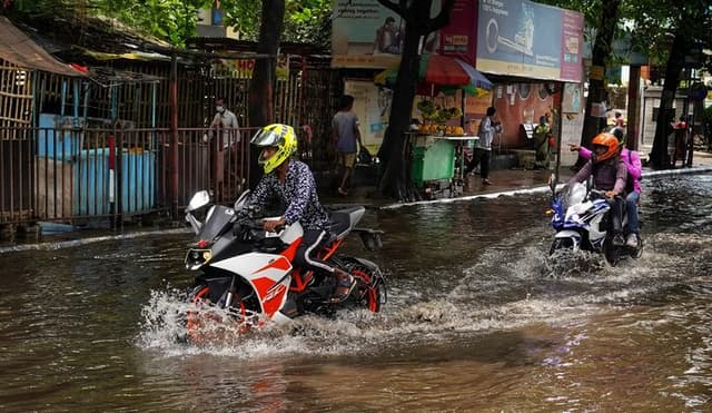 Pertolongan Pertama Saat Motor Terendam Banjir