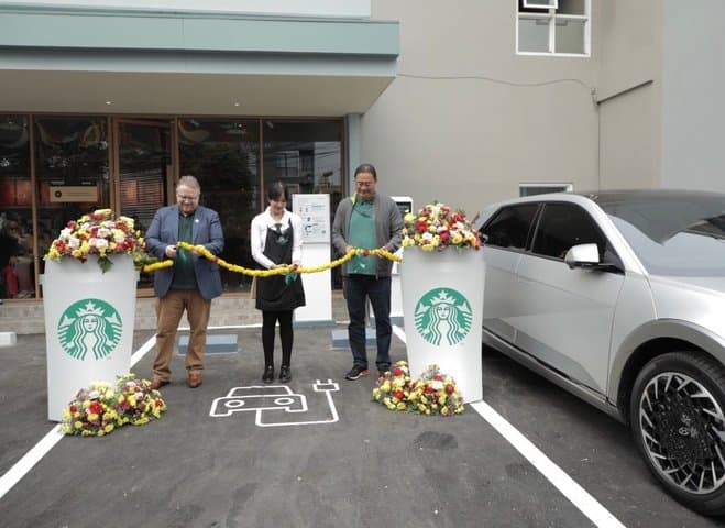 Ngopi Sambil Ngecas Mobil Listrik? Disini Tempatnya! Ngopi Sambil Ngecas Mobil Listrik? Disini Tempatnya!