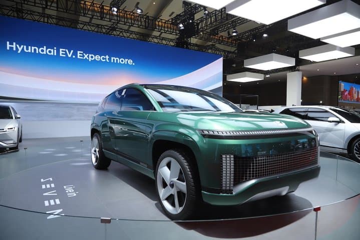 Hyundai Ungkap Teaser SUV Listrik 7 Penumpang Hyundai Ungkap Teaser SUV Listrik 7 Penumpang