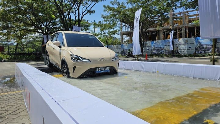 Tes Baterai NETA V II Direndam Air, Ternyata Masih Nyala! Tes Baterai NETA V II Direndam Air, Ternyata Masih Nyala!