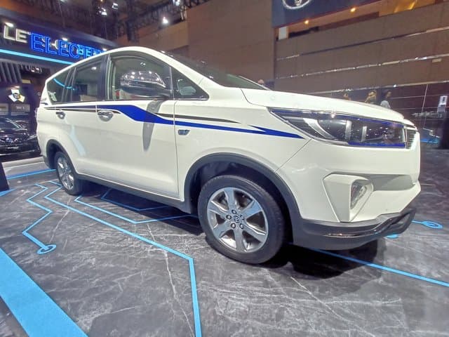 Toyota Innova Listrik Tertangkap Kamera di Cikampek, Lagi Uji Jalan? Toyota Innova Listrik Tertangkap Kamera di Cikampek, Lagi Uji Jalan?