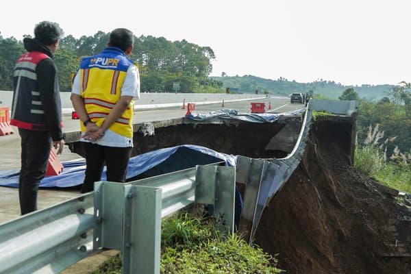 Tol Bocimi Longsor: Panther Nyaris Jeblos, Xenia Masuk Jurang 15 Meter Tol Bocimi Longsor: Panther Nyaris Jeblos, Xenia Masuk Jurang 15 Meter