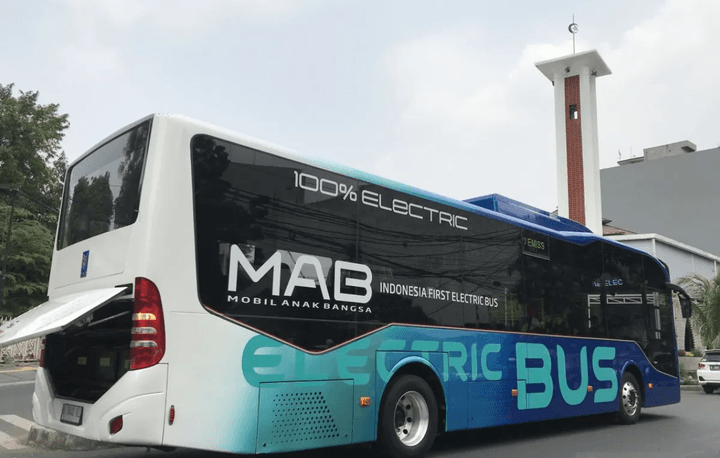 Prabowo-Gibran ke KPU Pakai Bus Listrik Lokal Seharga Rp5 M Prabowo-Gibran ke KPU Pakai Bus Listrik Lokal Seharga Rp5 M