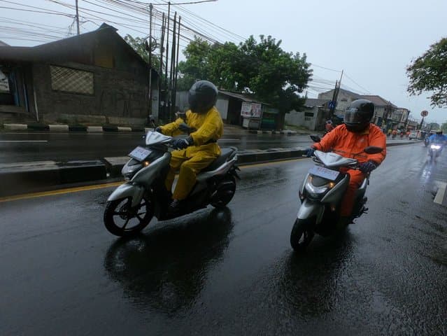 Jangan Salah Pilih Jas Hujan, Ini Risikonya