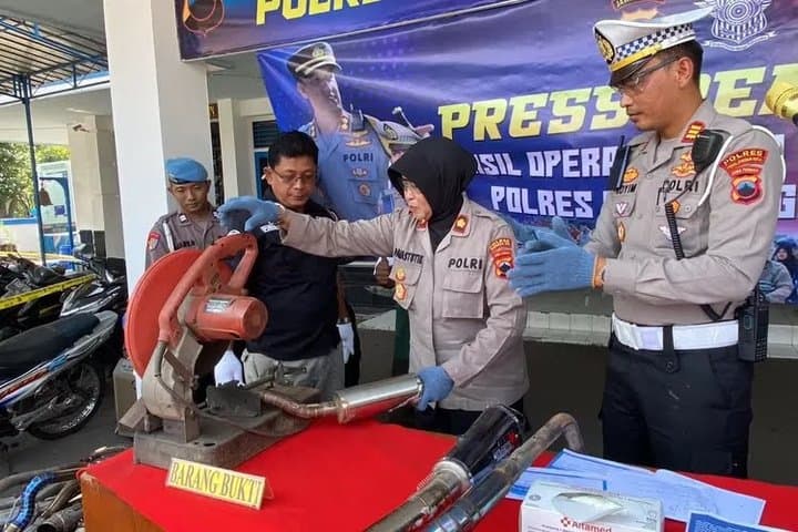 Polisi Musnahkan Knalpot Brong Hasil Penindakan Razia Polisi Musnahkan Knalpot Brong Hasil Penindakan Razia