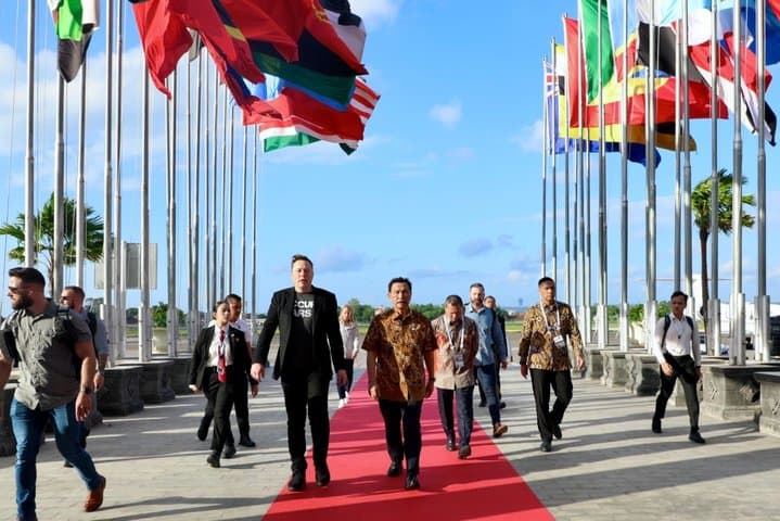 Luhut Bujuk Elon Musk Bangun Pabrik Baterai Mobil Listrik di RI Luhut Bujuk Elon Musk Bangun Pabrik Baterai Mobil Listrik di RI